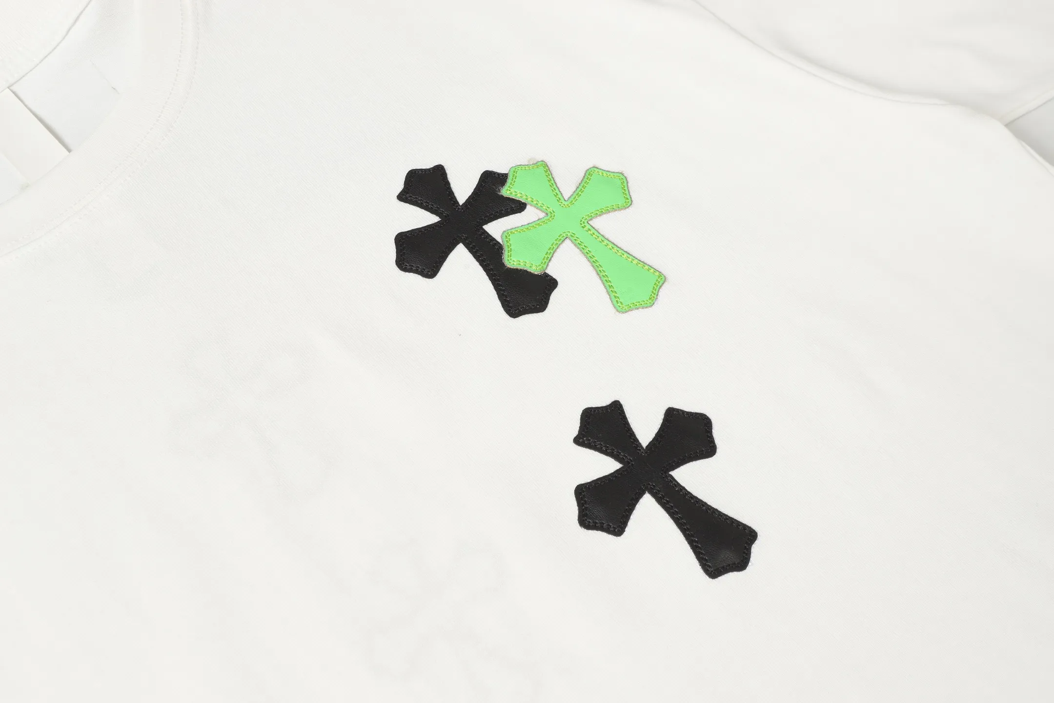 P170 Chrome Hearts CH Chrome Hearts leather cross short-sleeved T-shirt Uses direct injection imported machine printing Hardware and accessories are all milled and customized Correctly configured Black 2025 Chrome Hearts authentic packaging 280 grams of custom-dyed double-yarn cotton Large version Loose and stylish Different from lower versions The slim and long version The upper body pulls the hips 100% commitment: top quality Do not make fast food The highest version on the market Top quality - different from the ordinary versions in the market If you care about quality You must also respect the price. Absolutely zero after-sales service. The return rate so far is 0. It’s hard not to love the style. - 280g double yarn cotton custom-dyed fabric. - Correct high-density main mark. Washed tag. Hand-sewn.